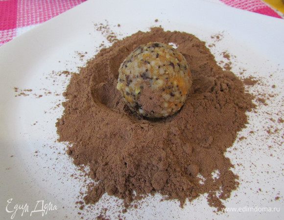 Другую часть в какао-порошке.