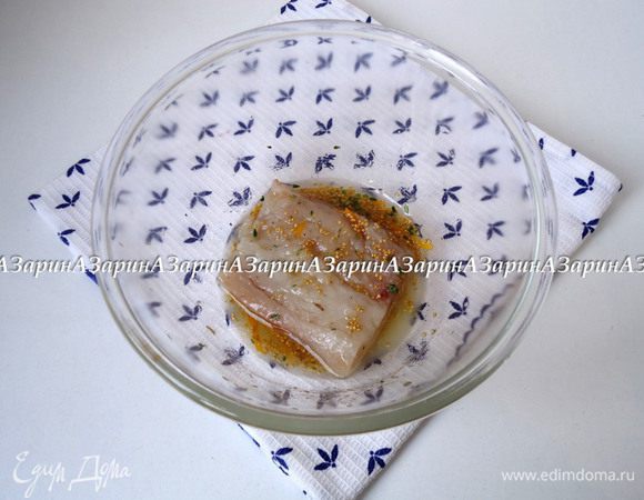 В миску выдавить сок из оставшегося апельсина. К нему добавить оливковое масло, зерненную горчицу, морскую соль по вкусу, перец по вкусу, листья тимьяна и немного цедры апельсина. Перемешать и обмакнуть филе рыбы с двух сторон.