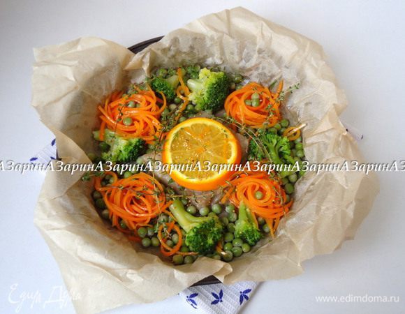 Выложить рыбу в форму для запекания, сверху на рыбу положить по пластику апельсина. Подготовленные овощи смешать в миске с оставшимся маринадом и выложить в форму к рыбе. Сверху положить веточки тимьяна и нарезанный чеснок. Поставить форму в заранее разогретую духовку до 200 гр. на 20 минут.