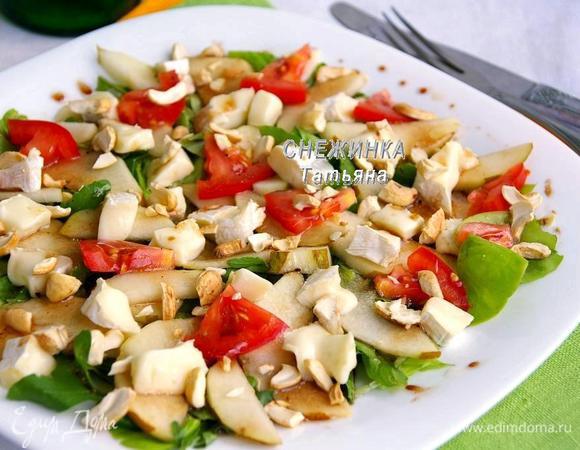 Итак, на зелень раскладываем ломтики груши, затем помидор и распределяем сыр. Поливаем заправкой оставшейся. Присыпаем орешками. Я украсила тарелки капельками бальзамика. Приятного аппетита!