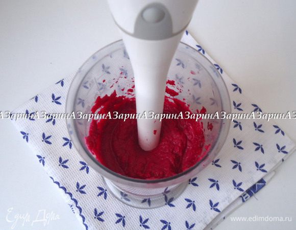 Вторую половину свеклы измельчить блендером, добавить сливки, толченый зубчик чеснока, соль и перец по вкусу. Хорошо взбить.

