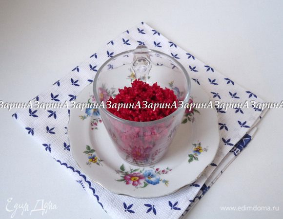 В подготовленные стаканы выложить закуску слоями: первый слой кускус. 