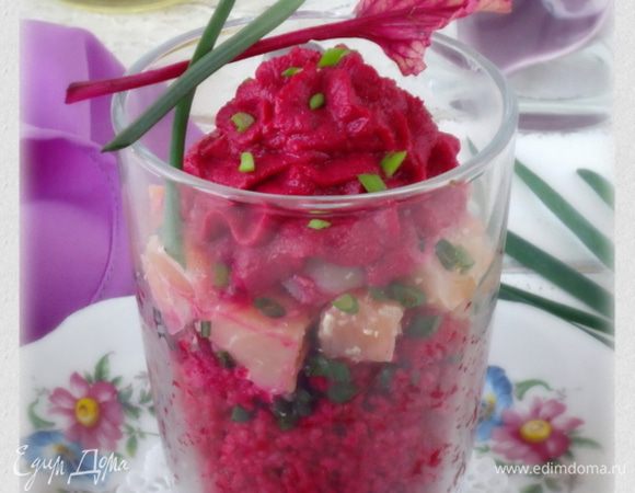 Третий слой – свекольный мусс. Верх закуски украсить зеленым луком. 