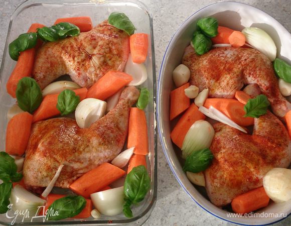 Куриные ножки промыть, высушить бумажным полотенцем. Натереть чесноком. Посолить, поперчить. Обсыпать со всех сторон карри и паприкой и натереть. Выложить в смазанную сливочным маслом форму для запекания (у меня 2). Сбрызнуть оливковым маслом. 
Лук почистить и нарезать крупными дольками, морковь крупными кусками. Выложить в форму к курице. Также добавить оставшийся чеснок. Нащипать листья базилика и также выложить в форму.