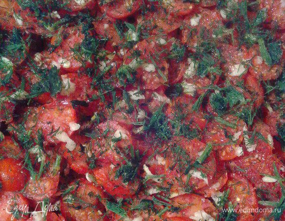 Поверх распределить томатную пасту (у меня кетчуп) и рубленный укроп (замороженный или сушеный). Подойдёт и другая любимая Вами зелень.