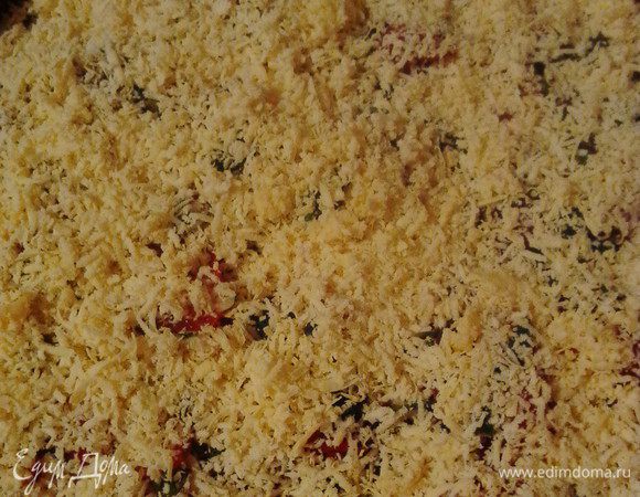 Припорошить тертым сыром и запекать в духовке при 180°С 35 минут.