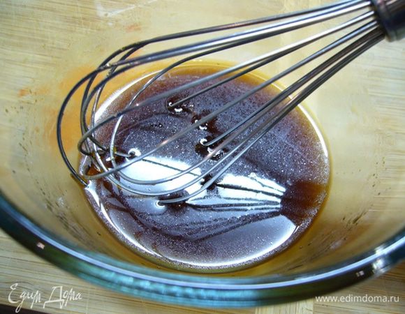 Для маринада смешать мед, уксус, оливковое масло, соус соевый. Взбить венчиком.