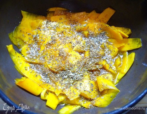 Отправить тыкву в миску для маринования. Посыпать молотым кориандром и итальянскими травами.
Залить маринадом, оставить на 1 час.
