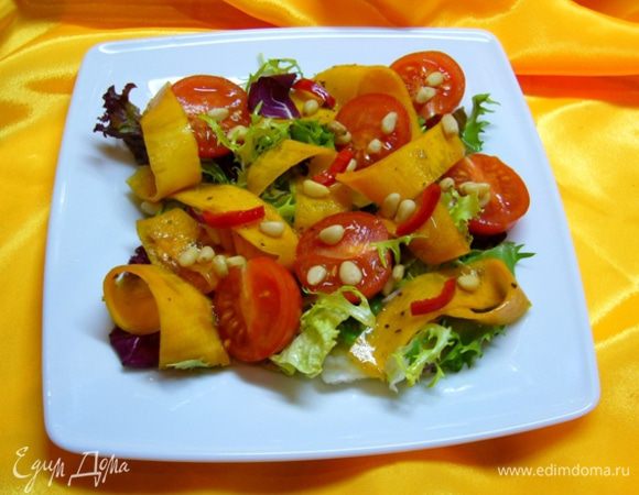 Выложить на тарелку для подачи салатный микс, на него – маринованную тыкву, половинки черри, перец чили.
Полить салат маринадом, присыпать кедровыми орешками.
