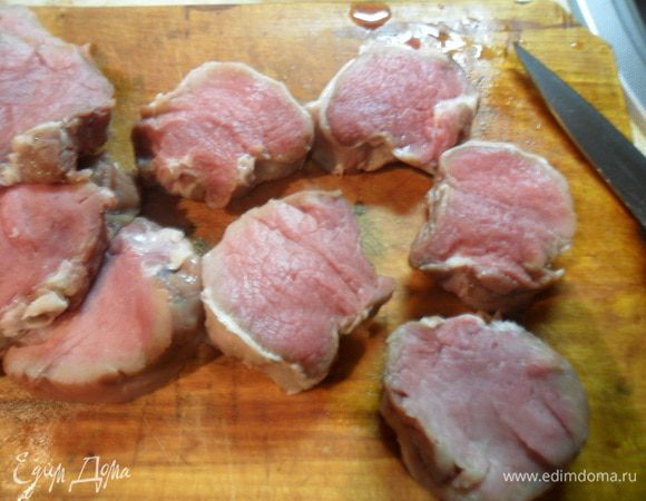 Филейную часть свинины нарезать на кусочки толщиной 2 см. При желании можно обернуть по кругу фольгой, чтобы медальон держал форму, я не делала, так как готовила просто на ужин.