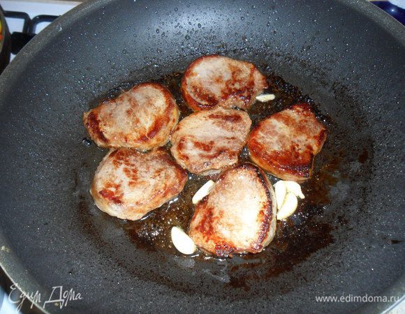 Обжарить на растительном масле по 3-4 минуты с каждой стороны, после того как перевернете, посолите и поперчите, и  киньте в сковороду чеснок, целым. Снять с огня и накрыть фольгой, чтобы не остыли.