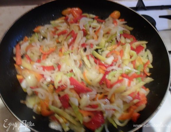 На небольшом количестве масла и большом огне обжарить нарезанный лук и перец, сразу добавить сахар, чтобы карамелизировать овощи. 