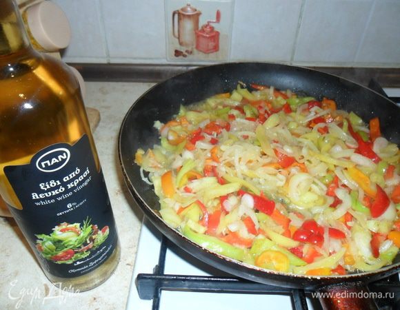 Влить винный уксус, можно белый, можно красный, я влила белый. Подержать на огне 2-3 минуты. 