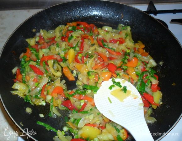 Мелко нарезать базилик и я еще добавила немного черемши, и добавить к перцу. Снять с огня.