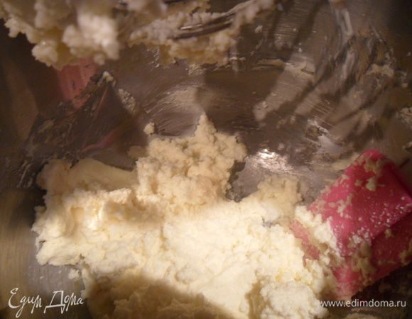 Мягкое сливочное масло взбиваем с сахарной пудрой.