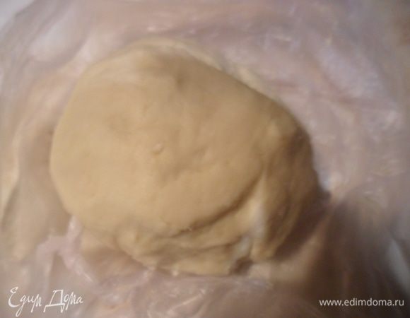 Добавляем сметану, сюда же выдавливаем большую дольку лимона (2-3 ст. л. сока). Добавляем муку смешанную с разрыхлителем, соль. Все! Муки может уйти чуть больше, тесто должно быть мягким, но не липнуть к рукам. Отправляем в холодильник на час.