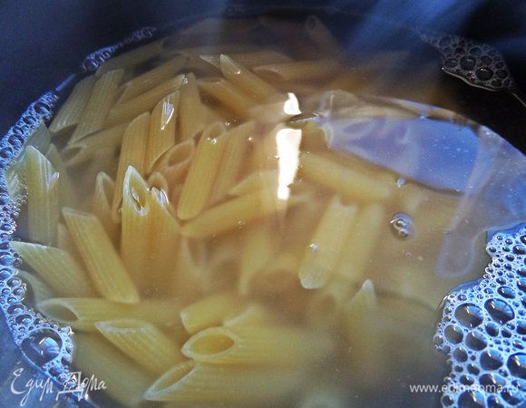 Отварить пасту пенне или взять порцию оставшуюся от ужина.