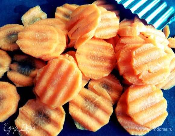 Морковь нарезать кружочками фигурным ножом.