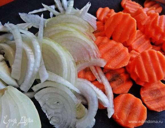 Лук делим на полукольца.