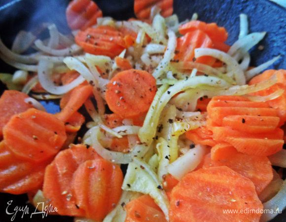 Обжарим до полуготовности на оливковом масле, поперчив, посолив.