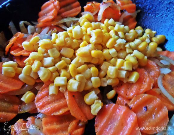 В конце прогреем с овощами кукурузу.