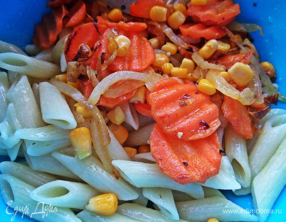 Дадим пасте стечь и смешаем с овощами.