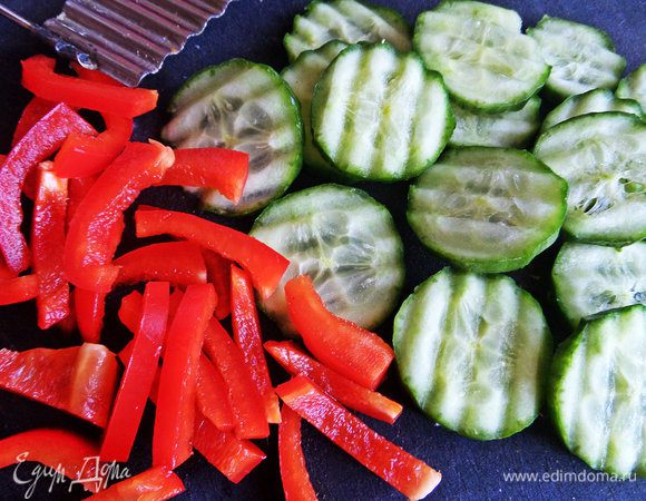 Огурец нарезать как и морковь. Перец соломкой.