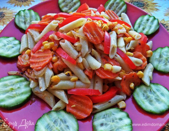 Салат выложить на большую тарелку горкой, по краям расположить огуречные кружки.