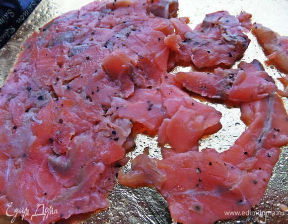 Рыбку распотрошить на кусочки (у меня лосось в лимонном перце).