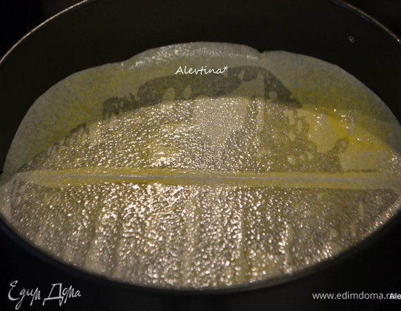 Смазать сливочным маслом разъёмную форму 23 см, на дно из пергаментной бумаги вырезать круг по размеру формы. Помаслить дно, а затем бумагу.