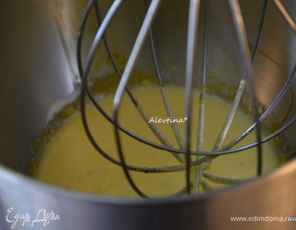 Яичные белки отделить от желтков. К желткам добавить 2/3 стакана сахара, затем тёртая лимонная цедра, и полученная масса взбивается деревянной лопаточкой или миксером в светло-желтую пену на средней скорости.