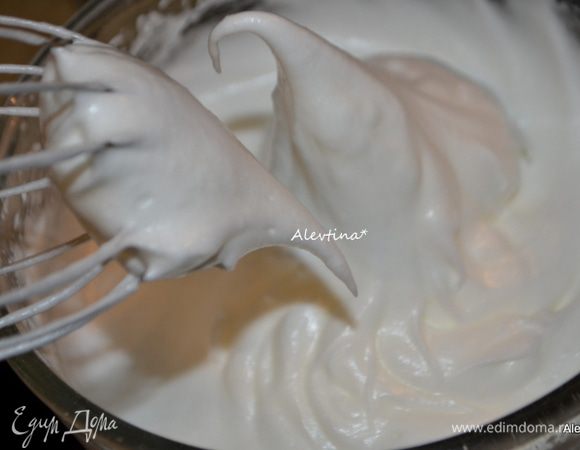 Белки взбить в отдельной стеклянной чистой посуде, добавить оставшийся сахар 1/4 стакана частями и продолжают взбивать еще несколько минут. Белок при наклоне посуды он не выливается, если взбит достаточно.