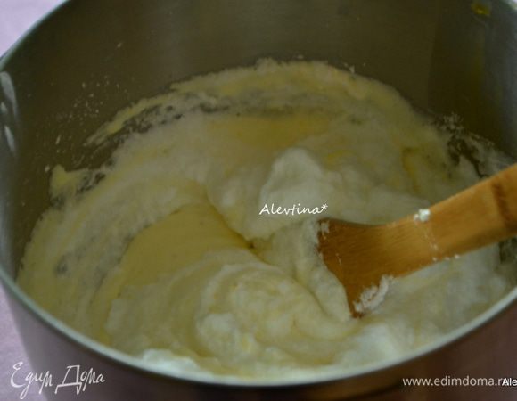 К желткам добавить 1/3 части  взбитых белков, затем слегка помешивая добавить муку смешанную с крахмалом вместе.
В последнюю очередь в тесто замесить большую часть белков, чтобы оно было 
пышным.