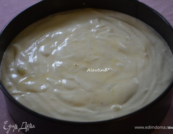 Тесто вылить в форму, спатулой разровнять. Выпекать  в заранее нагретой духовке 200 гр, в течение 25 минут. Не открывать во время готовки дверцу духовки, чтобы бисквит получился пышным и не осел. 
Готовый бисквит должен увеличиться в объёме в 2-3 раза, быть золотистого цвета. По окончанию приготовления приоткрыть дверцу и оставить на 10-15 мин.
Дать бисквиту остыть и острым ножом  разрежьте на две равные половины.