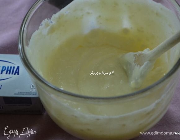 Крем: растереть сливочный крем или творог с сахаром в однородную творожную пасту, добавить йогурт, цедру лимона. Взбить сливки в другой емкости в пики и поставить в холодильник на 10 мин.  