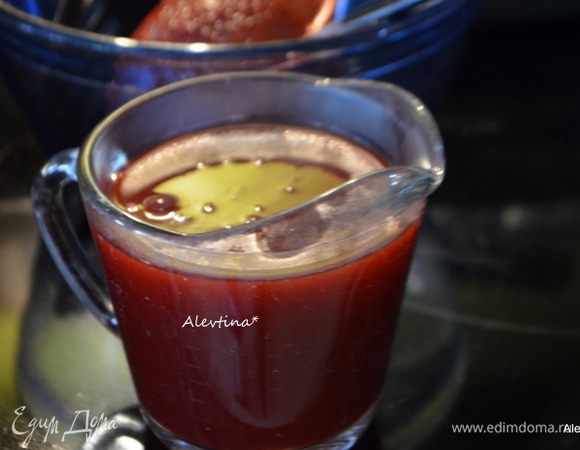 На следующий день сварить клубничное желе. Ягоды клубники замороженные или свежие сварить с водой и сахаром, помешивая, довести до кипения, снять с огня, выложить в блендер и взбить до однородной массы. Вернуть в кастрюльку и вновь довести до кипения, добавить агар-агар, перемешать, снять с огня . Через сито пропустить. Выход примерно должен быть 1 стакан после ситечка.