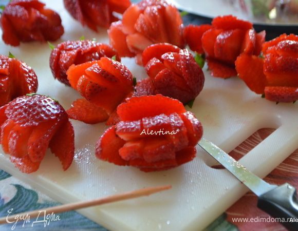 Из второй части клубники свежей приготовить розочки для украшения торта. Детально как делать есть в моем предыдущем рецепте.