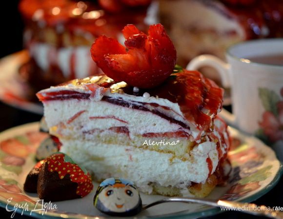 Разрезаем на части и подаем к чаю. Наслаждаемся, торт просто сказка, легкий и не тяжелый, в меру сладкий.