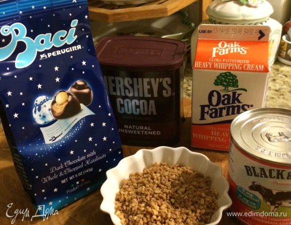 Поставить небольшую сковороду с фундуком на средний огонь, присыпать сахарной пудрой. Прогревать 10-15 минут, периодически встряхивая сковороду. орехи должны стать золотистыми. Снять с огня, остудить и слегка раздавить их в ступке на средние кусочки.