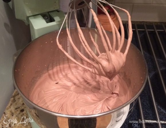 В миске смешать сливки, сгущенное молоко, ванильный экстракт и какао. Взбить до мягких пиков. Не перебейте. 
