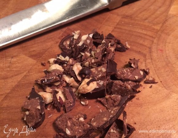 3 конфеты порубите, две оставьте для украшения. 