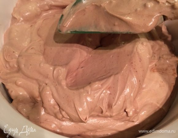 Добавьте конфеты и фундук (оставьте немного для украшения) к молочно-сливочной смеси хорошо перемешайте, выложите в форму и разровняйте лопаткой.