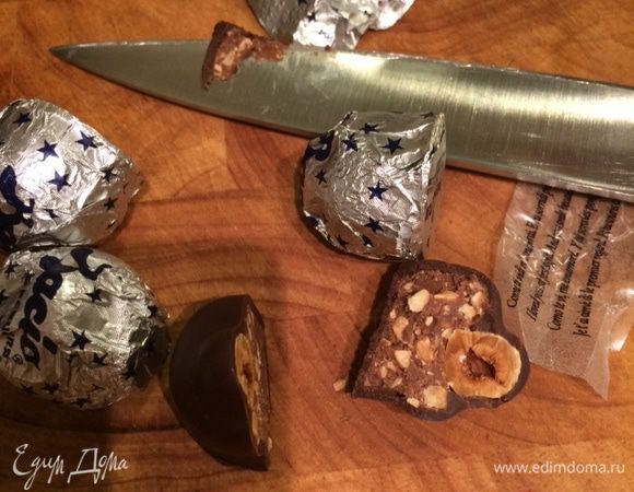 Украсьте оставшимися орехами и конфетами. Уберите форму в  морозильную камеру на 5 часов.