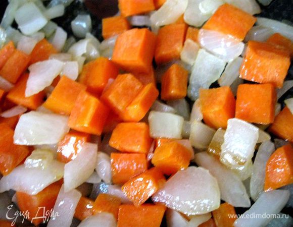 Цветную  капусту отварить (3  минуты), откинуть на сито. Разогреть сковороду  с маслом (горчичное, кунжутное, арахисовое, миндальное), обжарить лук (1-2  минуты). Добавить морковь и готовить 5 минут, помешивая. 
