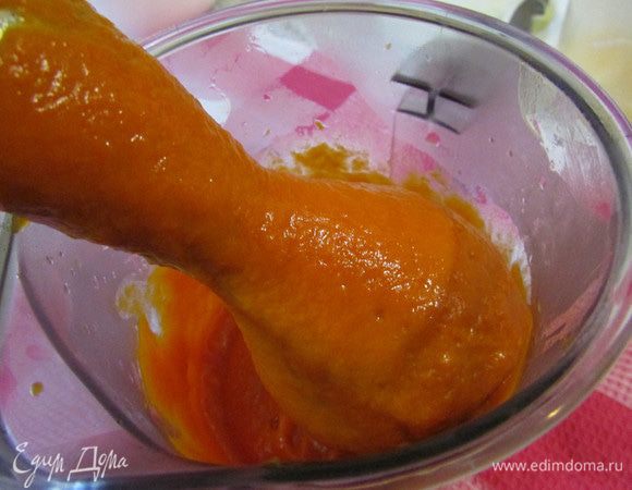 Тыкву помыть, почистить, нарезать кусочками. Выложить в форму, накрыть фольгой и отправить  в разогретую духовку. Запекать до готовности. Остудить. Тыкву выложить в чашу блендера и пюрировать.