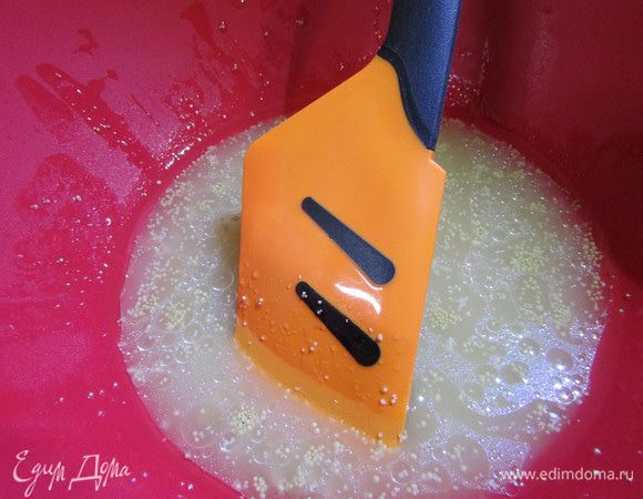 В миске соединить теплый яблочный сок, растительное масло, сахар и дрожжи. Оставить на 10 минут.
