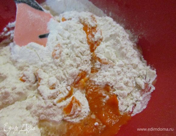 Затем добавить тыквенное пюре, соль и 250 грамм муки и хорошо перемешать.