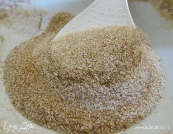 Этим временем приготовить начинку. Смешать сахар, корицу и имбирь.