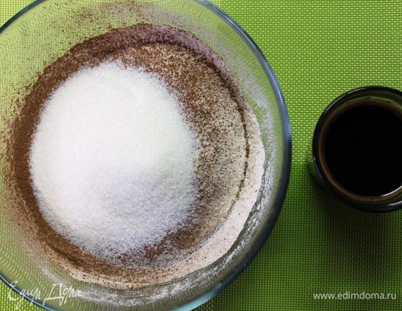 Для начала нужно сварить любым способом 200 мл крепкого кофе и поставить духовку на разогрев до 180 градусов.
Пока кофе немного остывает, просеять в миску муку, 3 ст. л. с горкой порошка какао, соду, рызрыхлитель и ванилин. Добавить сахар и перемешать.
Кофе при необходимости процедить, влить масло, уксус. Перемешать.
