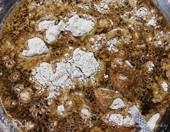 Теперь соединить обе смеси, быстро перемешивая. 
Тесто будет довольно густым.